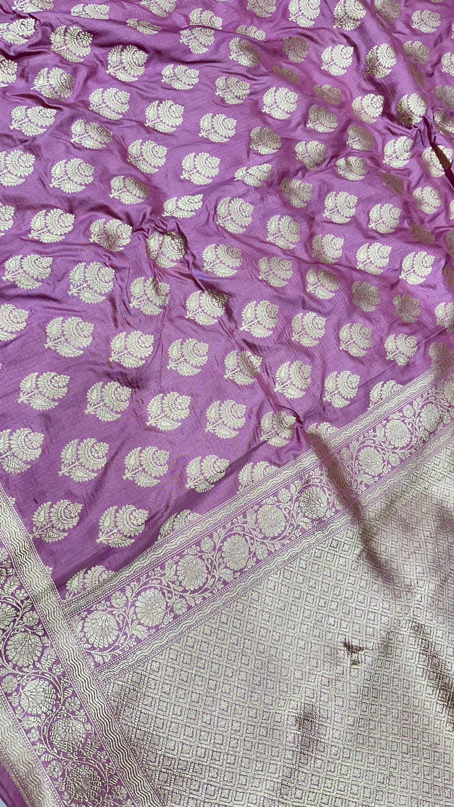 Handloom Pure Banarasi katan silk zari buti saree...lavender color