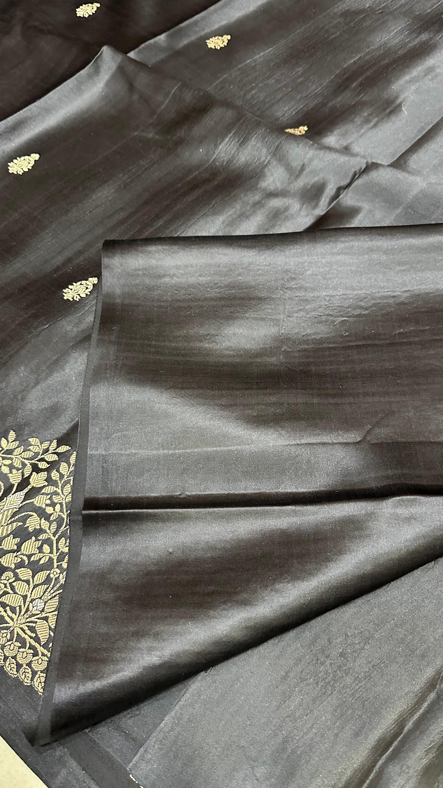 Handwoven Pure mashru silk kaduwa buti with minedar Scalloped Kaduwa border Saree